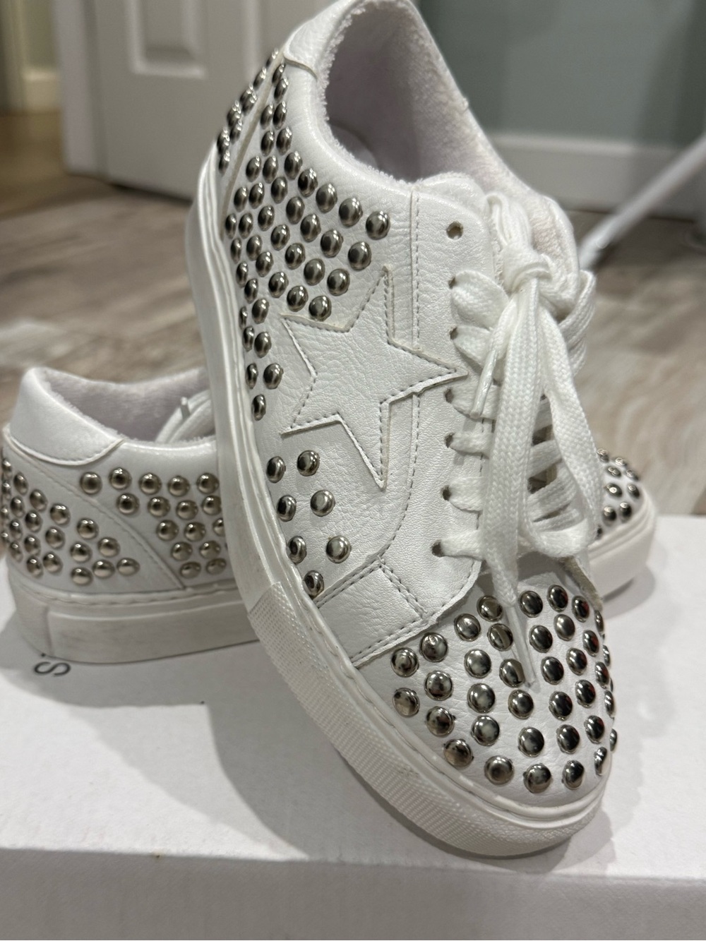 Steven New York size 6 White Studded Star Low-Top Sneakers for Women